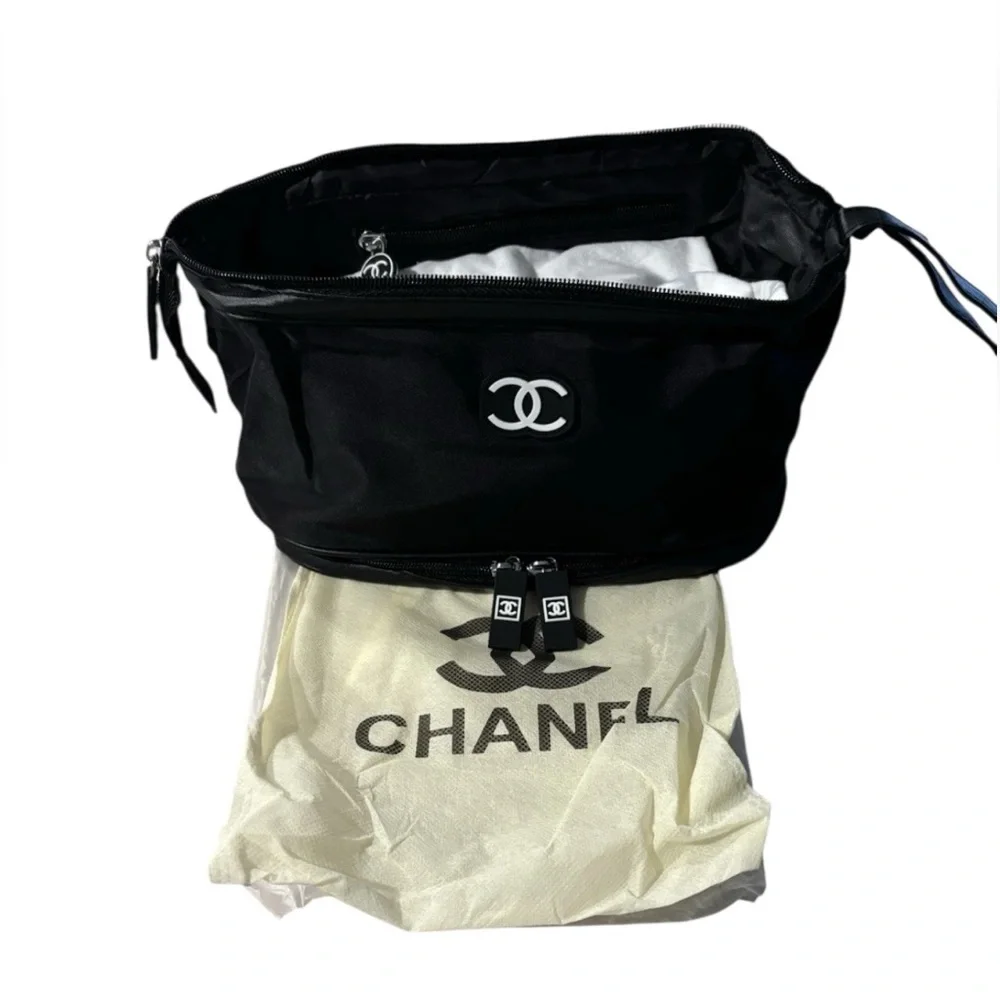 - Chanel Black Quilted Toiletry Bag with Iconic Double-C Logo - Picture 4 of 9